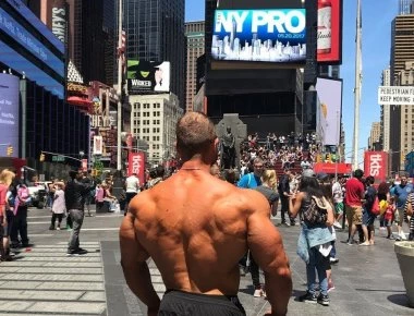 Μοναδικό βίντεο: Τί συμβαίνει όταν bodybuilders αποφασίζουν να πάνε βόλτα στην πόλη χωρίς ... μπλούζα; (upd)